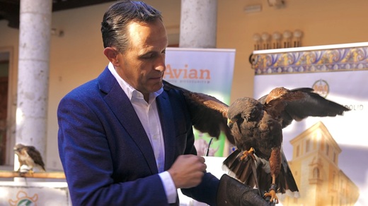 El presidente de la Diputación de Valladolid, Conrado Íscar, junto a uno de los ejemplares que participarán en el certamenDiputación de ValladolidDiputación de Valladolid